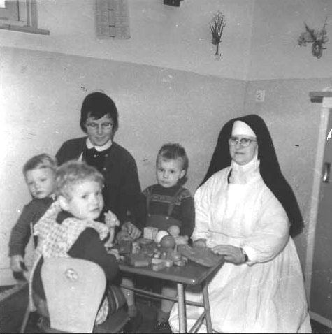 Zuster Eurzella & enkele kinderen 2-3-1966