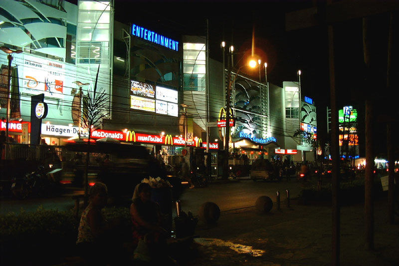 Royal Garden Plaza shopping mall aan de boulevard van Pattaya..